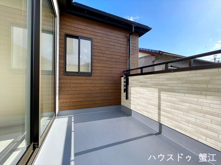 南西角に位置する陽当たりの良い、洗濯物を干すには好条件のバルコニー。奥行きもあるので布団も一緒にどうぞ。