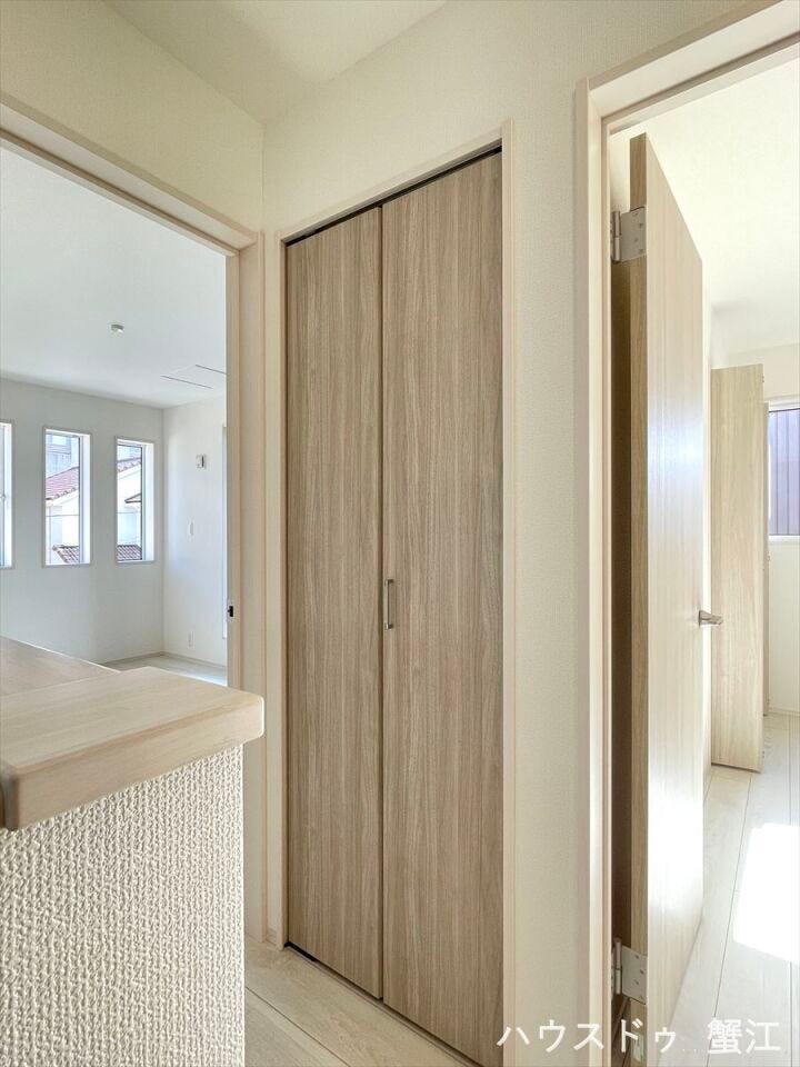 2階ホール収納:掃除機やお手入れ道具、家族の共有物など、便利な収納で時短生活を。