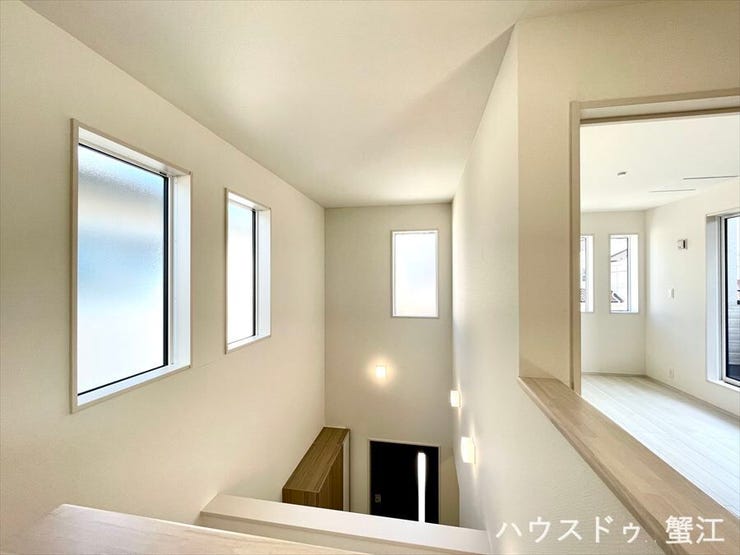陽射しが溢れる玄関上部の吹抜。
採光の良さと合わせて開放感が実感できる設計です。