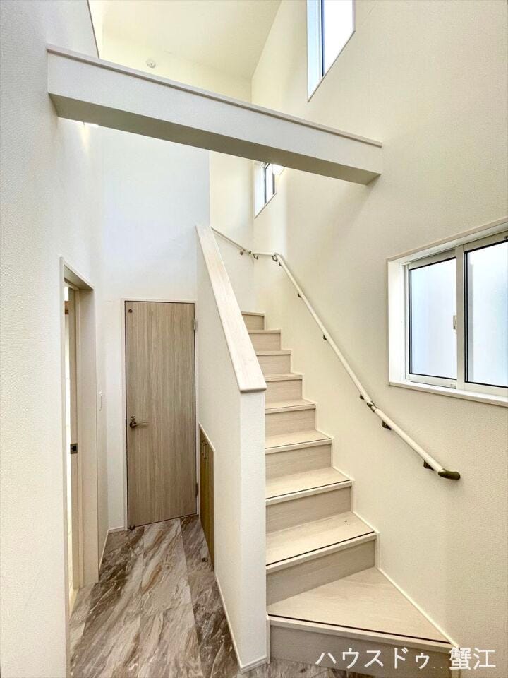 階段:家族の声が届く、光と風と会話が行き交う階段空間