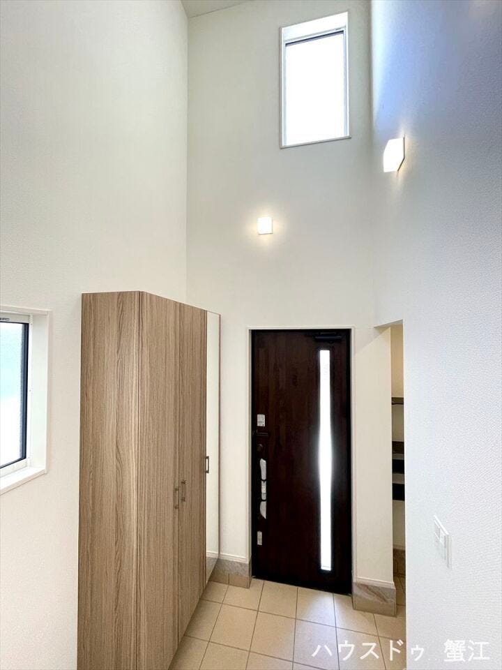 入った瞬間に感じる、明るく広がりのある空間。
高窓から光が差し込む、明るい玄関ホールです。