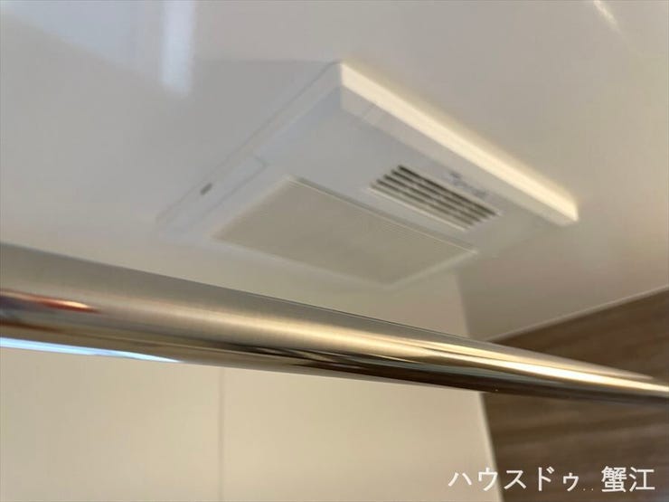 浴室乾燥機が標準装備です。梅雨時期や雨の日には洗濯物の仕上げ乾燥にも活用でき、家事負担を軽減しサポートします。