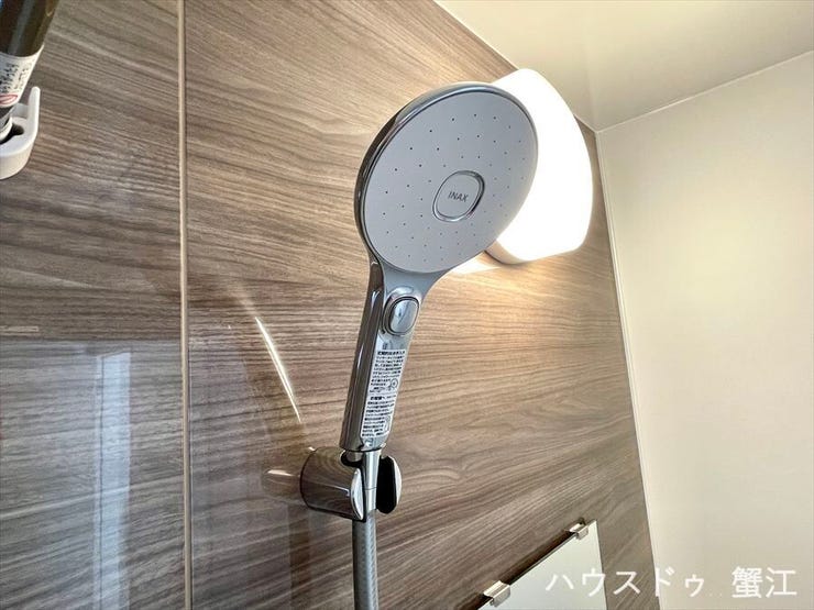 節水型シャワーヘッド:水圧を分散した大口径のシャワーヘッドが心地良さは保ちながら節水も可能にしています。