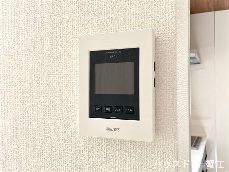 カラーモニター付きインターホン:
録画機能も付いているので、防犯対策にもなります。