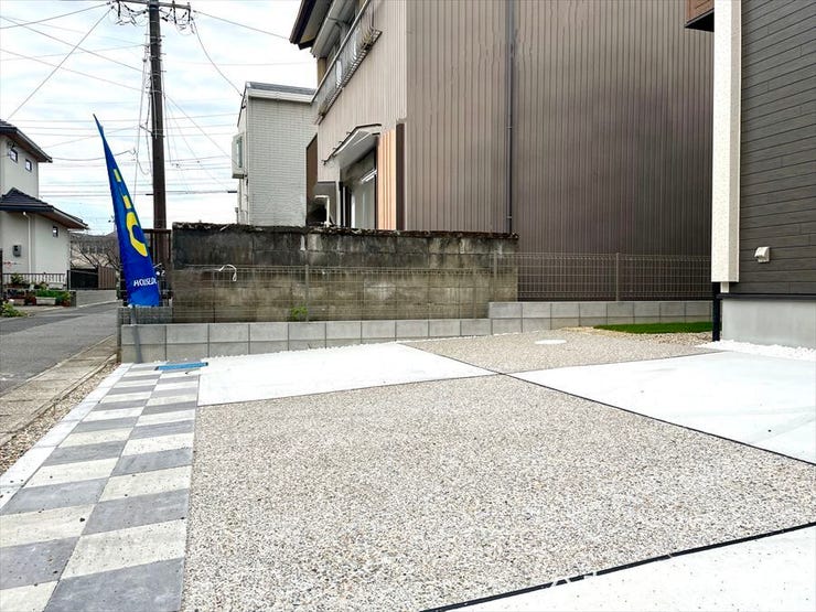 普通車3台が駐車可能な広いスペース