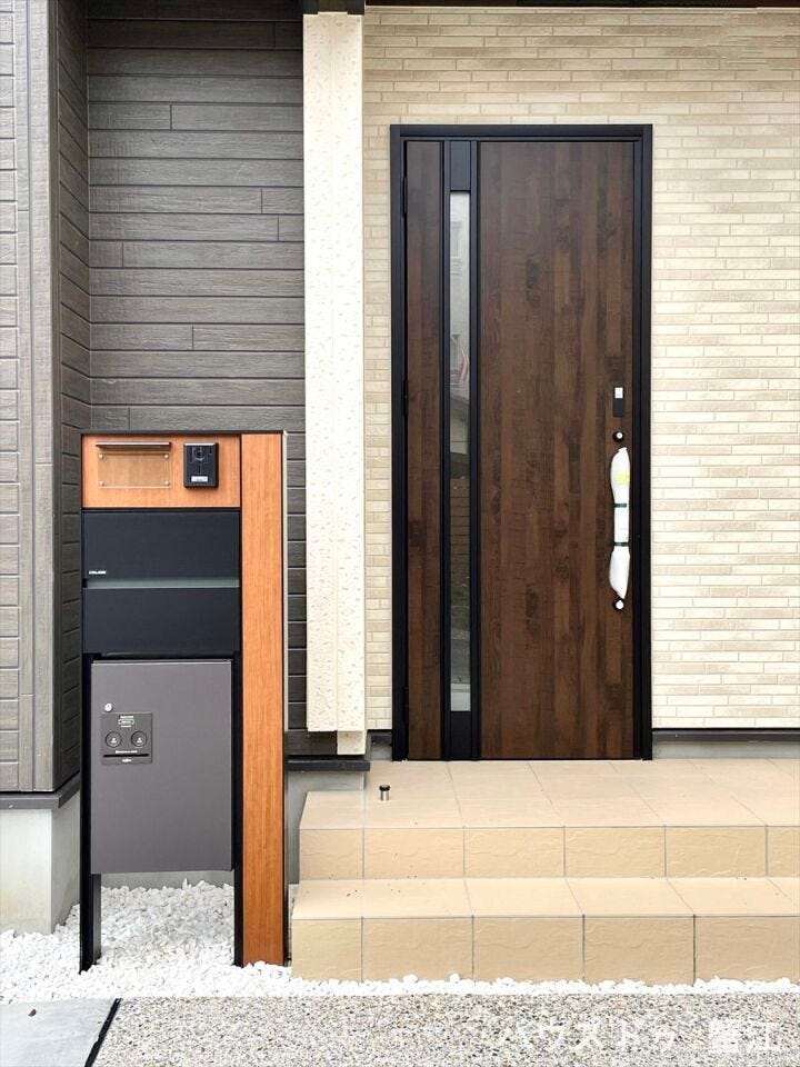 エトランス:独立型のインターホン付き郵便受とも調和が取れた外構デザイン