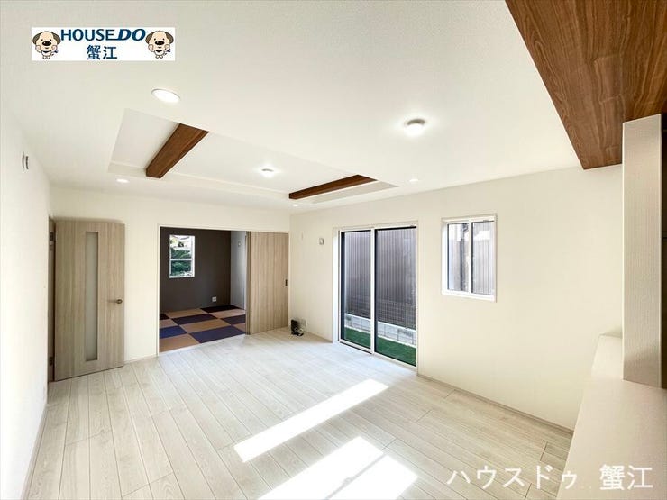 17.5帖の広さがある直線型LDK。奥のタタミコーナーを含めると22.7帖の広さがあります。直線型のLDKは家族とのコミュニケーションが取りやすく、家具やインテリアのレイアウトもしやすいですね。