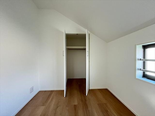 3階4.2帖洋室:ハンガーパイプや枕棚があらかじめついているので、サッと片づける事が出来ます!
(2025年12月5日撮影)