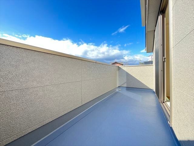 6.5帖洋室に付いている南バルコニーです。天気のいい日には日向ぼっこ、夜には星空を眺める贅沢な空間です。
(2025年12月5日撮影)