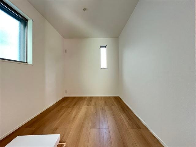 1階4.5帖サービスルーム:落ち着いた光が心地よい北側の洋室は、寝室や書斎にもおすすめです。
(2025年12月5日撮影)