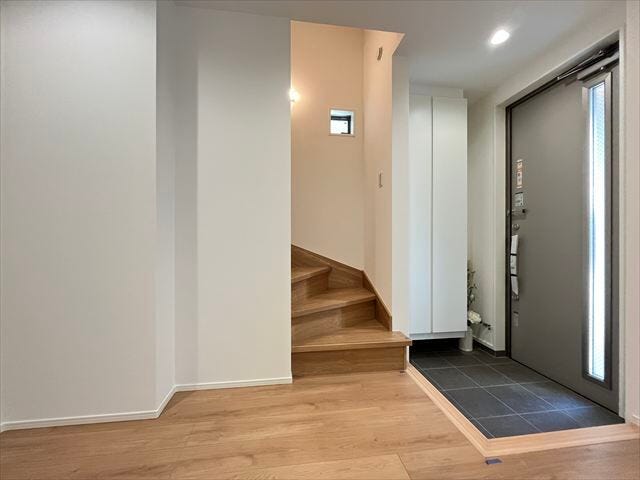 1階:スッキリとした廊下スペース。優しいお色のフローリングと白色の建具で、爽やかでありながら、あたたかみも感じられるお部屋となっています。
(2025年12月5日撮影)