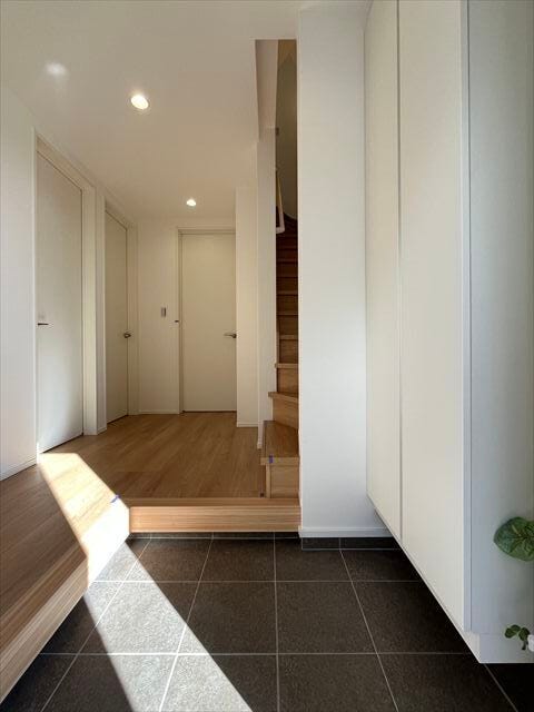 南向きの玄関は、明るくあたたかい空間。奥行きがあり、スッキリとした印象を与えてくれます。
(2025年12月5日撮影)