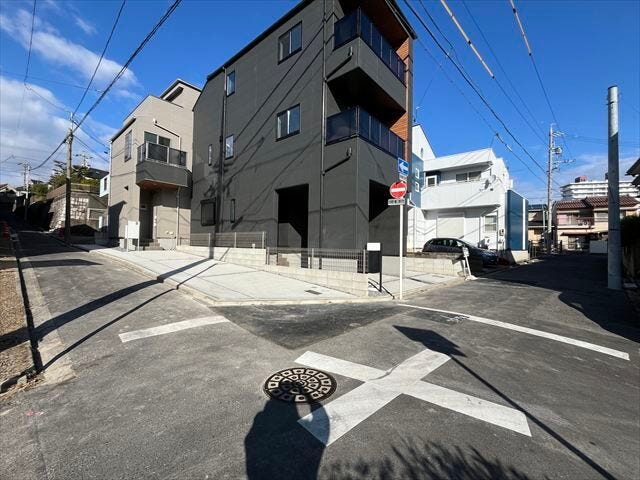 南東角地に面する道路です。駐車場は2台分。南側に駐車ができます。
(2025年12月5日撮影)