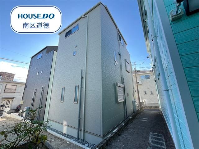 お家の裏(北側)からの写真です。隣家との距離があり、圧迫感が軽減されます。
(2025年12月5日撮影)