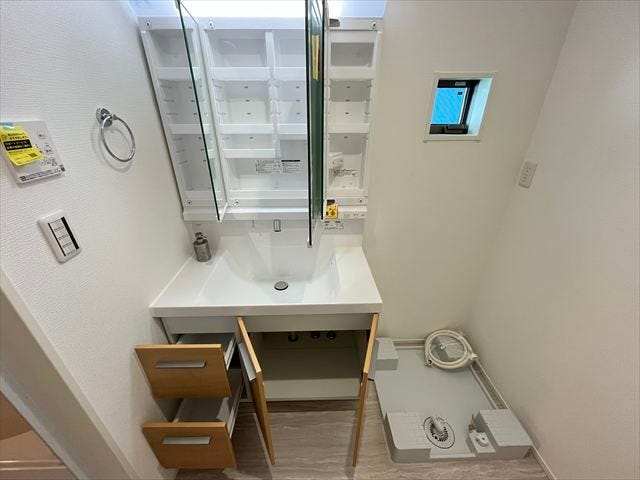 ◆シャンプドレッサー◆ハイバックタイプの水栓で、水垢や石鹸かすなどの汚れが溜まりにくく、お手入れがしやすいです◎