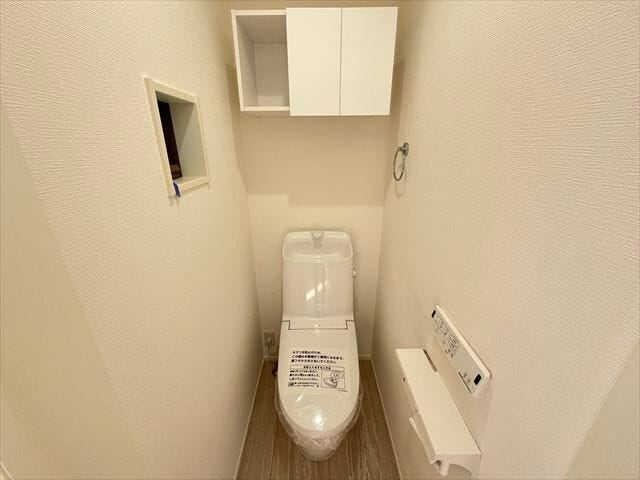 1階トイレ:玄関横に完備されています。収納棚には、といれっとのストックなど置くことができますね◎