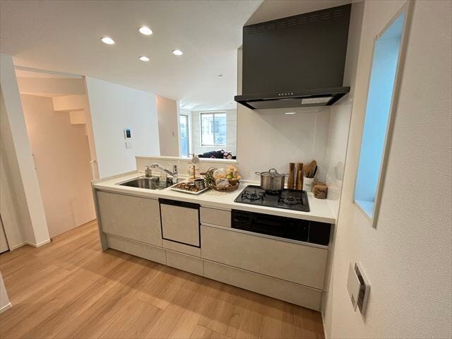 お料理や食器の受け渡しがしやすいカウンターキッチン。ガスコンロの向かいに凹みスペースがあり、冷蔵庫を置くことができます。お料理の段取りも良くなりますね。