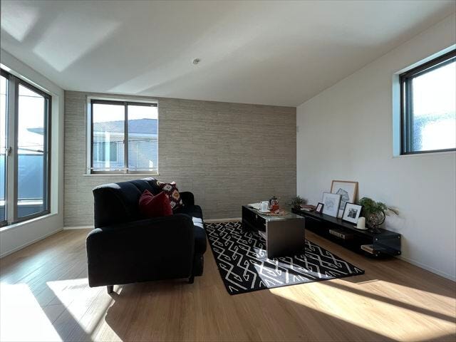 南面はクセントクロスが施され、お部屋に個性をプラス。シンプルな中に遊び心が感じられ、落ち着きのある空間にちょっとした魅力を添えてくれます。