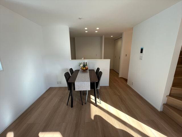 ソファーを置いてくつろぎスペースと、食卓テーブルを置いて食事するスペースに♪空間を区切ることができる広々としたリビングスペースとなっています◎