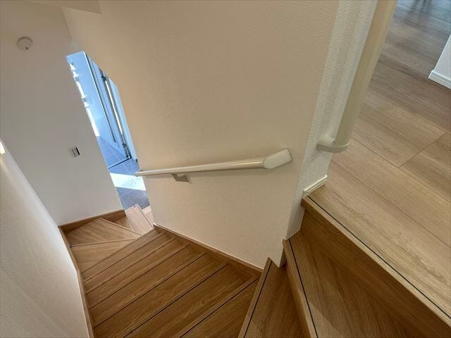 階段には手すりがついているので、お子様の昇降も安心・安全です。