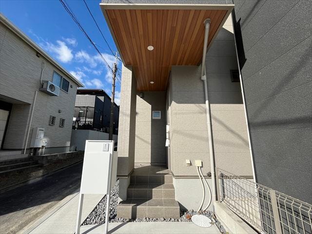 庇のあるポーチは雨の日も安心です。