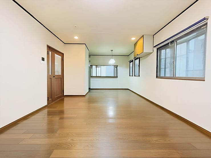 ダイニングに洗面室が隣接しているため、家事動線に優れた間取りです。回遊動線のため暮らしやすさが続きます。
※実際の写真から家具消しの加工行っております。