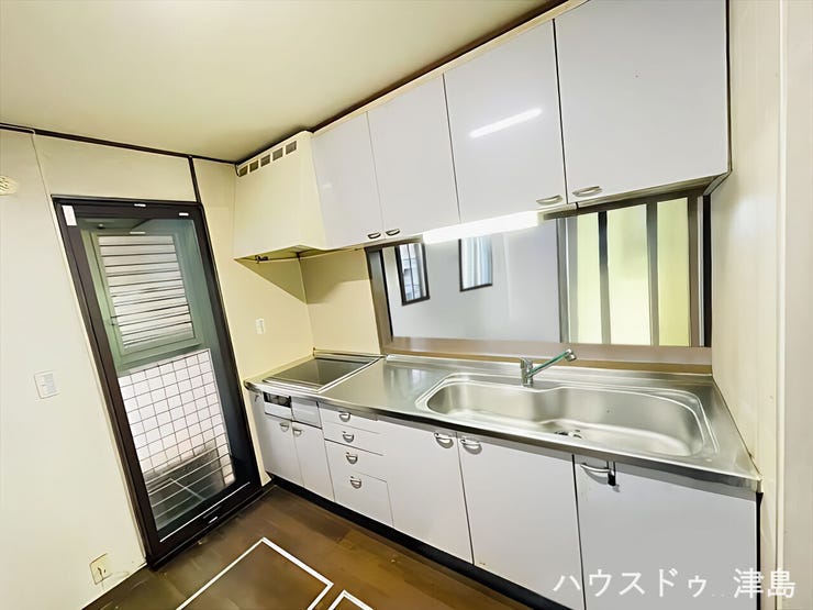 白を基調としたキッチンは清潔感があります。対面キッチンになっているので家事をしていても家族と共に同じ時間を過ごしていただけます。
※実際の写真から家具消しの加工行っております。