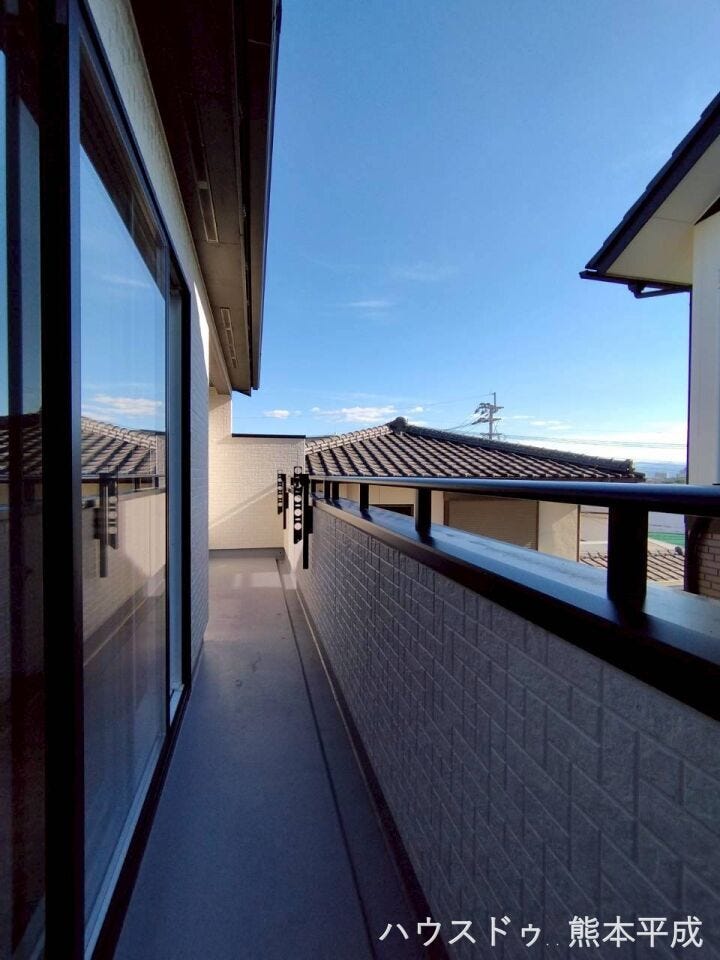 青空いっぱいのバルコニー