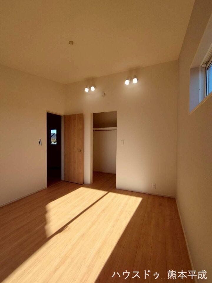 ライトがオシャレな洋室