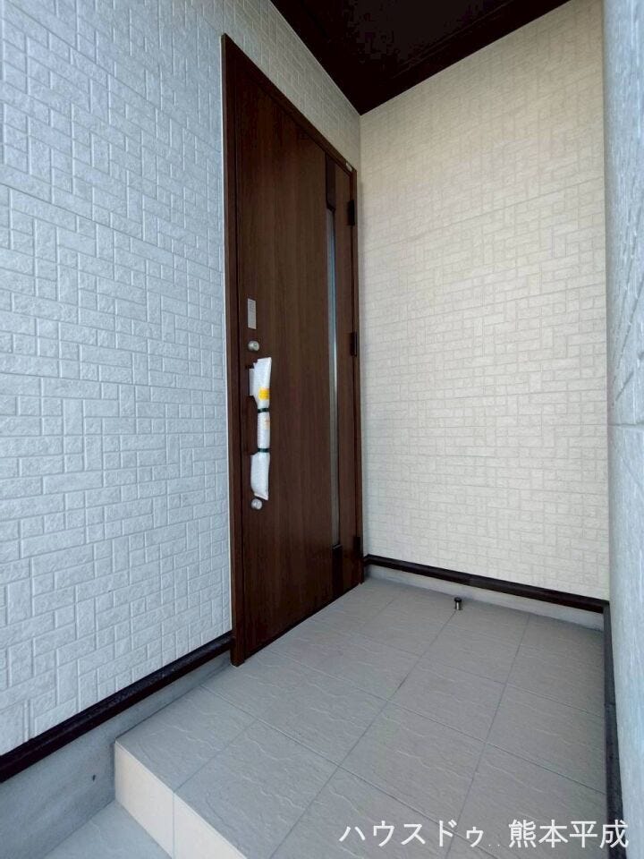 階段を登って玄関ドアへ