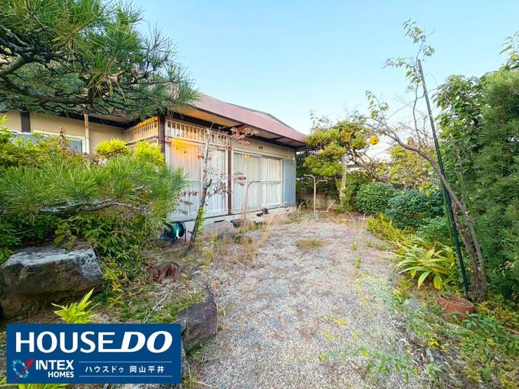 お庭スペースも十分にあり、
家庭菜園やガーデニングも楽しめます!
落ち着いた住環境の中で、家族の新しい生活を始めませんか。