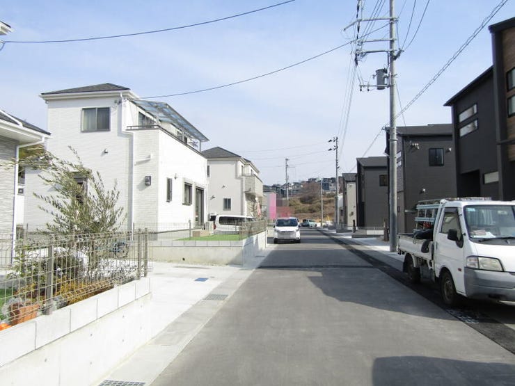 現地(2026年2月)撮影◆前面の道路は約6mの幅員があり開放感も十分、毎日の駐車もスムーズに行えます