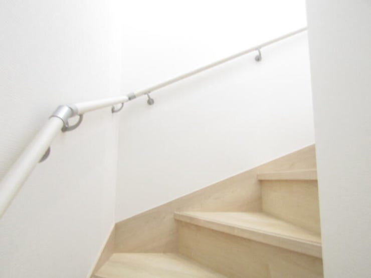 手すりを設置することで歩行のサポートとなり転倒の防止など思わぬ事故を防ぐことが出来ます。