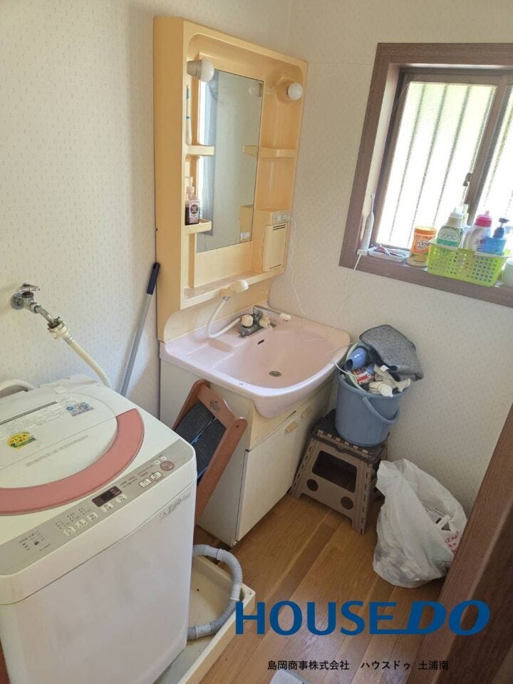 【洗面台】
すがすがしい朝を感じさせる洗面所。白を基調とした清潔感のあるスペース。