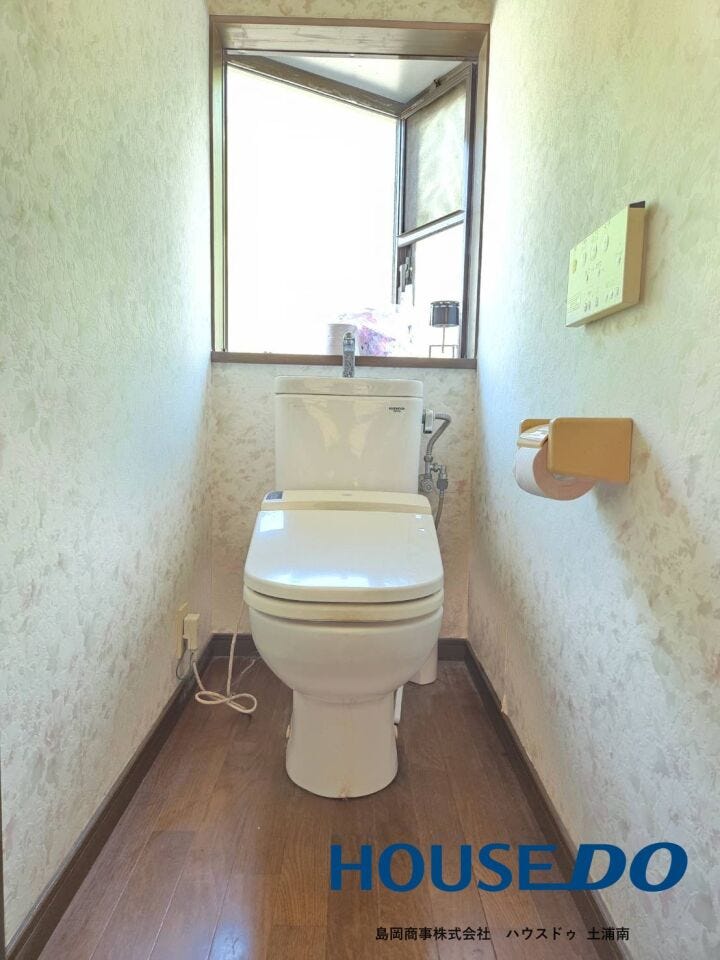 【トイレ】
現代では必要不可欠な温水洗浄付トイレ♪冬場の冷たい便座を暖める暖房便座機能は、日本の誇れる技術です♪