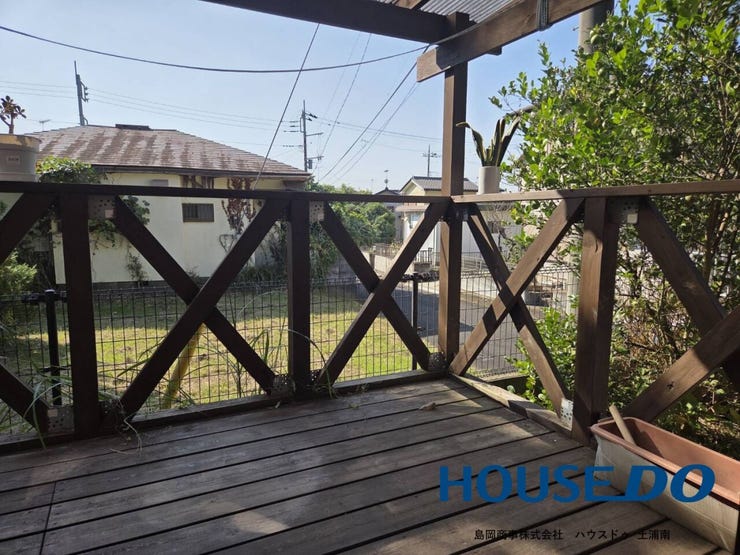 【ウッドデッキ】
休日のひとときに、自然を見ながらくつろぎ空間としていかがでしょうか♪