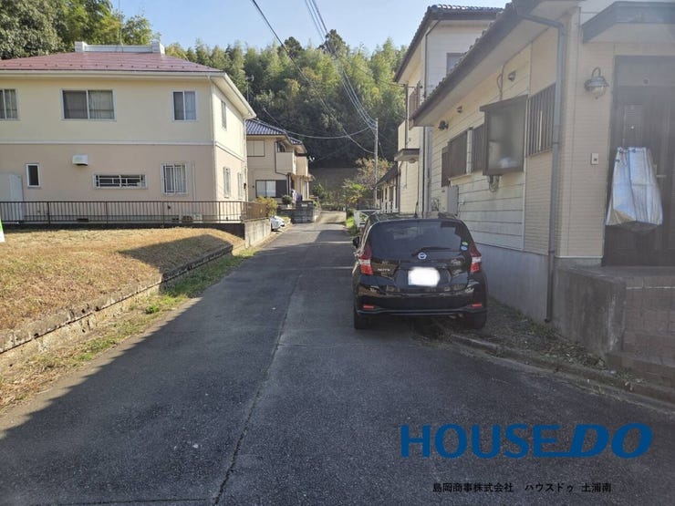 【道路と駐車利用スペース】
車種によりますが、お車1台止めることができます♪
近隣のお客様も路面駐車をすることがあり、現所有者が住んでからトラブルはないようです