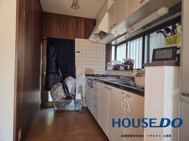 【キッチン全体写真】
吊戸棚も収納力もございます!
勝手口もあり、換気やゴミ出しもしやすいですね♪