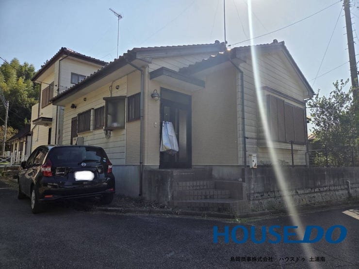 【角地にある物件】
駐車スペースは道路にはみ出しますが、お車1台止めることができます!