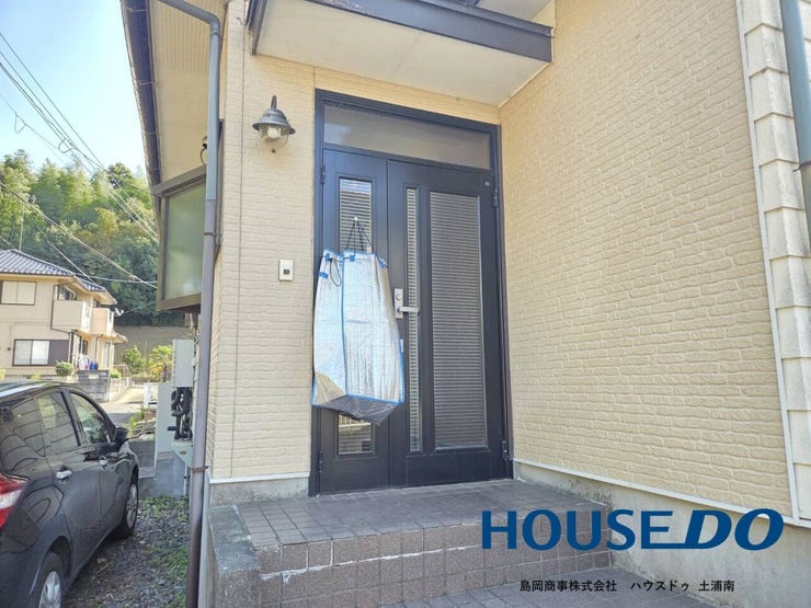 【玄関ドア】
お車とめたそばに玄関があるので、荷物の出し入れもしやすいですね♪