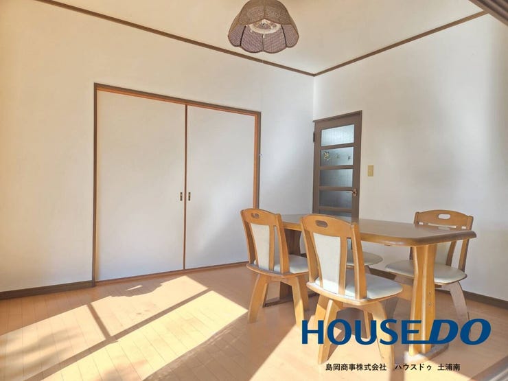 【玄関入ってすぐの洋室】
日当たり良好なお部屋です♪