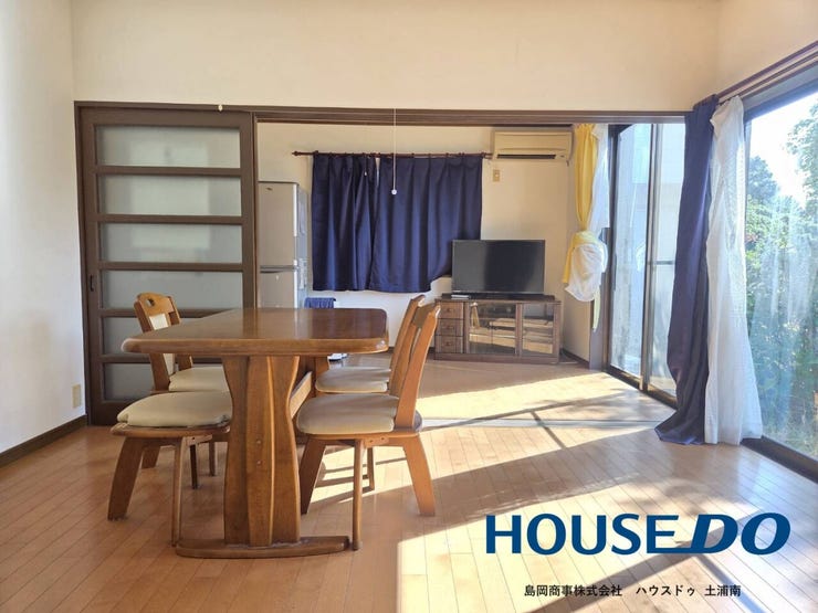 【洋室とLDKの写真】
南東の向きのお家であたたかい日差しがはいる空間です♪
仕切りがあるので、ドアをあけておくと広々としたお部屋になります!