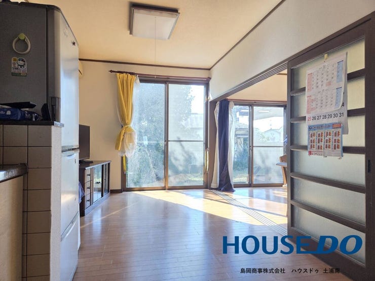 【LDK写真】
ご家族の憩いの場♪一緒にテレビを観たり食事をしたり、同じ時間を共有できる温かい空間となります♪