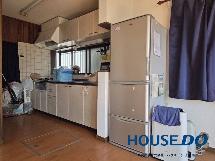 勝手口があるキッチン♪そのまま外へ出られるので、面倒なゴミ出しも楽々♪風通しも良く快適♪
収納力のあるシステムキッチン!