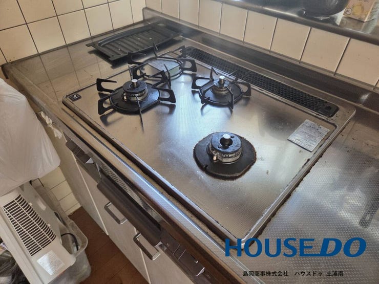 【ガスコンロ】
嬉しい三口ガスコンロ♪一度に複数の調理ができるので、お料理の時間を短縮できます♪