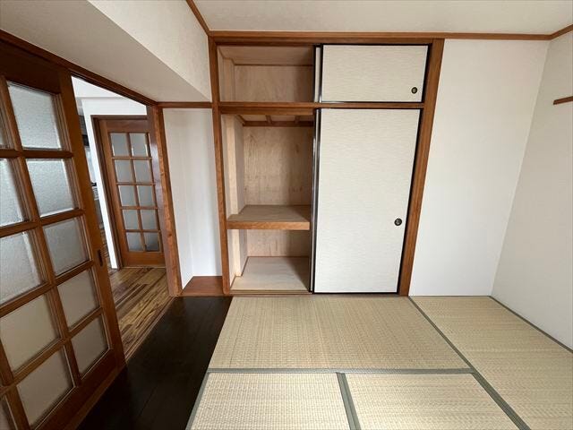 マンション南側にある平面駐車場です。