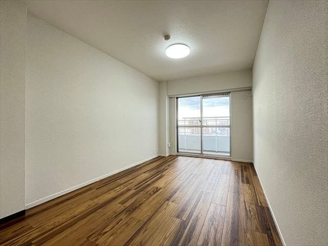 マンション南側前面道路です。駐車場の出入りができます。道路の向かいは「若葉保育園」があります。