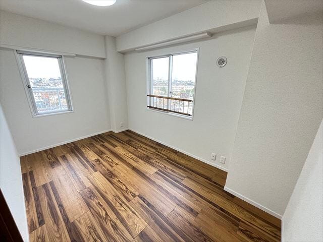 マンション東側前面道路です。駐車場の出入り口に面しています。