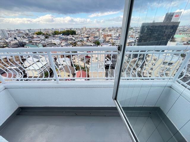 マンション北側前面道路です。山手グリーンロードにあたります。道路の向かいに「瑞穂郵便局」があります。