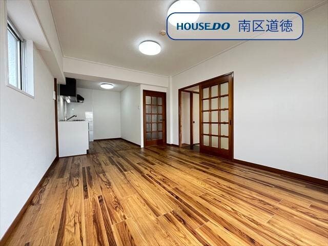 外からの視線を遮り、プライバシーと防犯性を高めるエントランス